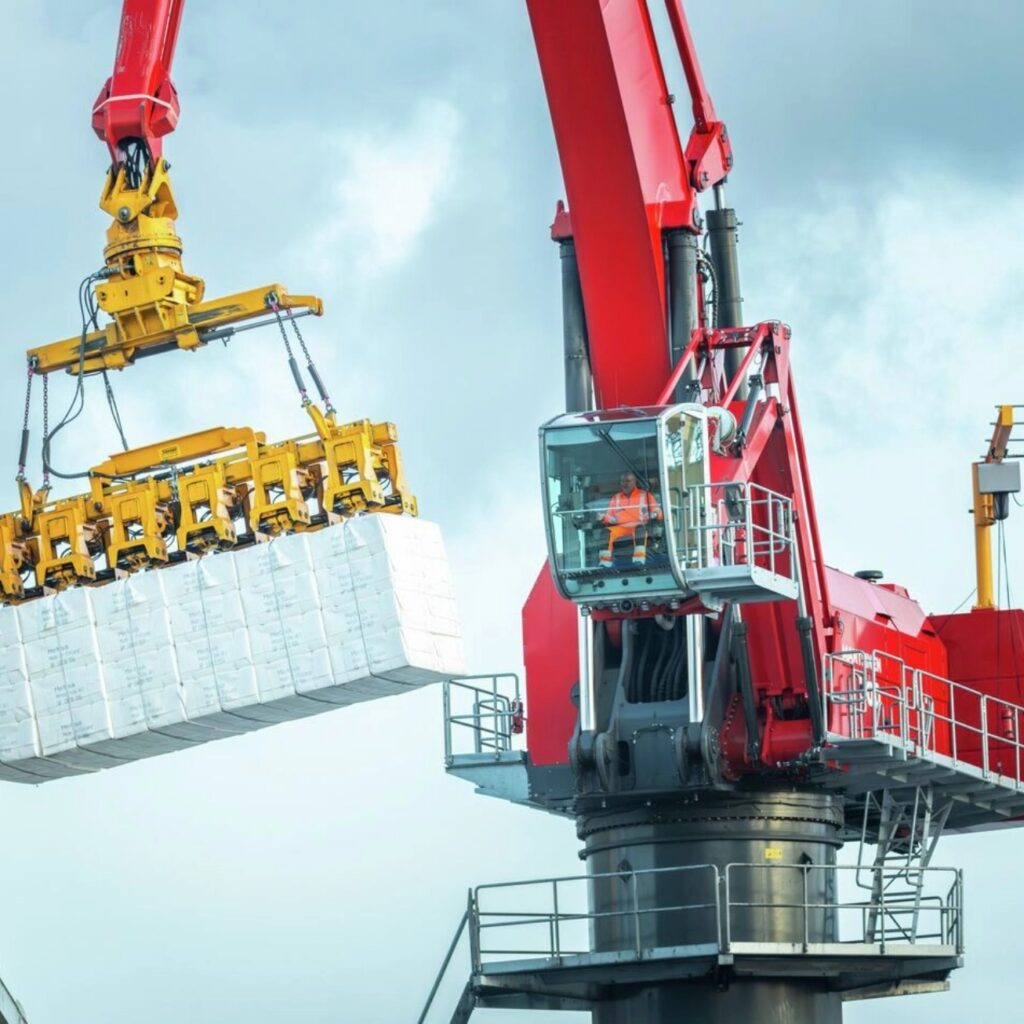 Mantsinen-300R-loading-pulp-Port-of-Helsinki-Vuosaari-Finland-16__small_jpg@2x